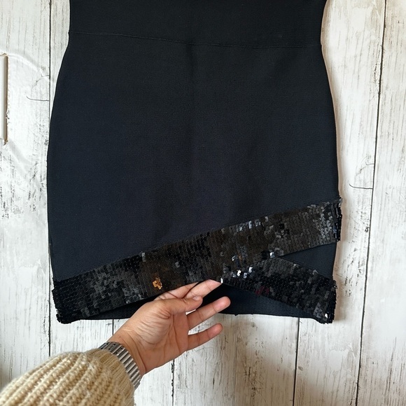 BCBGMAXAZRIA Size S Stretch and Sequin Bandage Mini Skirt. - Picture 2 of 10